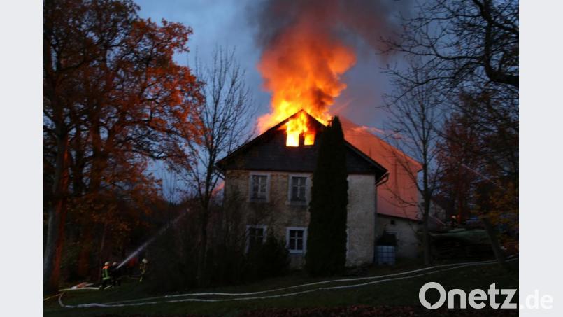 Dank des schnellen Aufbaus der Wasserversorgung konnten die Feuerwehren ein Ausbreiten des Feuers in Grünlas verhindern. Bild: Roland Wellenhoefer