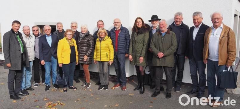 Letztmalig treffen sich die Ausbildungspaten zur Besprechung: Mit dabei auch Projektorganisator Engelbert Vollath (Vierter von links), Jürgen Spickenreuther für den Arbeitskreis Schule-Wirtschaft und für die Initiative Pro Ausbildung (links) und Schulamtsdirektorin Elisabeth Junkawitsch (Sechste von rechts). Bild: Bühner
