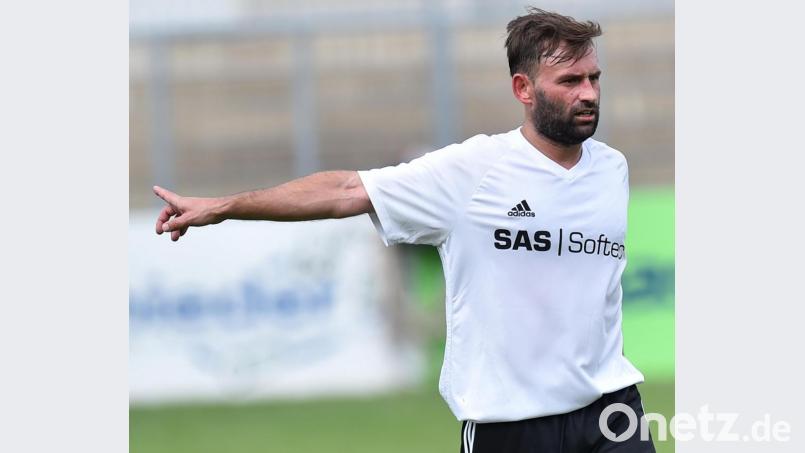 Spielertrainer Marco Lorenz zeigt die Richtung an: Auch als Außenseiter will die SpVgg SV Weiden II beim TSV Detag Wernberg den Vorwärtsgang einlegen. Bild: af