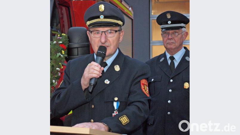 Eine Fülle von Aufgaben hätten die Feuerwehren heutzutage zu erledigen, wobei die namensgebende Aufgabe der Brandbekämpfung mittlerweile in den Hintergrund getreten sei, betonte Kreisbrandinspektor Hubert Blödt. Hinter ihm Ensdorfs Feuerwehrvorsitzender Richard Reiser. Bild: sön