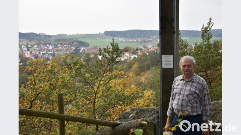 Vom Galgenkatherl aus bietet sich dem Wanderer ein schöner Blick auf Windischeschenbach. Der OWV hat dort ein Kreuz aufgestellt, eine Bank lädt zur Rast ein. Karl Schieder besucht den Aussichtspunkt immer wieder gerne. Bild: Lowak