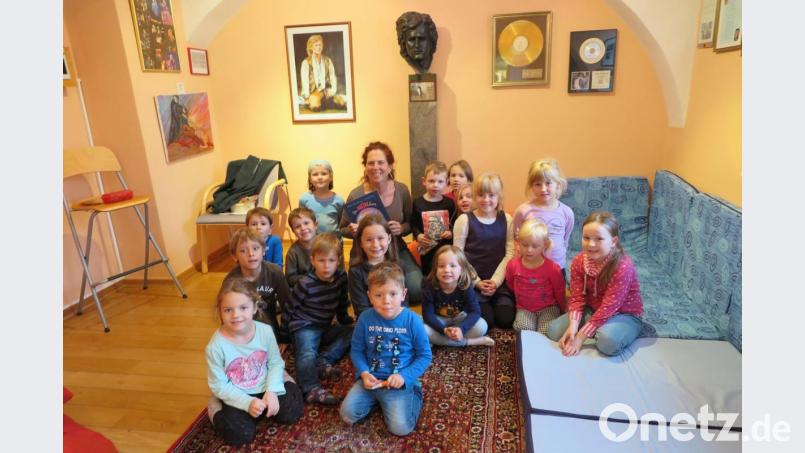 Von Kerstin Grafs (hinten, Zweite von links) konnten die Mädchen und Buben nicht genug bekommen. Gleich aus drei Büchern ließen sie sich vorlesen. Bild: jzk