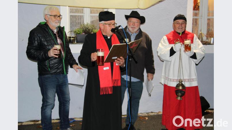 Die Kirchweih ist nach ihrer Ausgrabung wieder auferstanden von ihrem einjährigen Schlaf. Sprecher Reinhold Zapf, Zoigl-Pfarrer Rudi Bäumler, Zeremonienmeister Bernhard Lang und Ministrant Hans Spachtholz zelebrierten die Feierlichkeit. Bild: prh