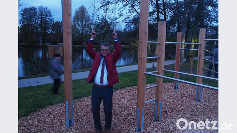 Bürgermeister Martin Birner testet die Ringe. Bild: bl
