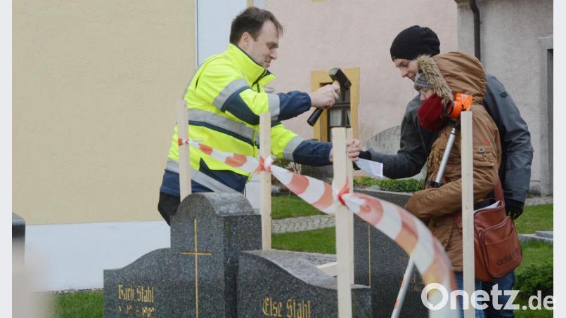 Das oberirdische Abstecken des Tunnels dauert etwa zwei Stunden für (von links) Michael Kraus, David Hofmeister und Katharina Ernstberger. Bild: Gabi Schönberger