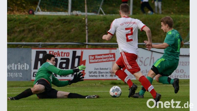 Daniel Augustin (rechts) vom FC OVI-Teunz scheitert am Tännesberger Keeper. Der FC will mit einem Sieg am Sonntag in Schmidgaden seine Führungsposition eventuell sogar noch ausbauen. Bild: mr