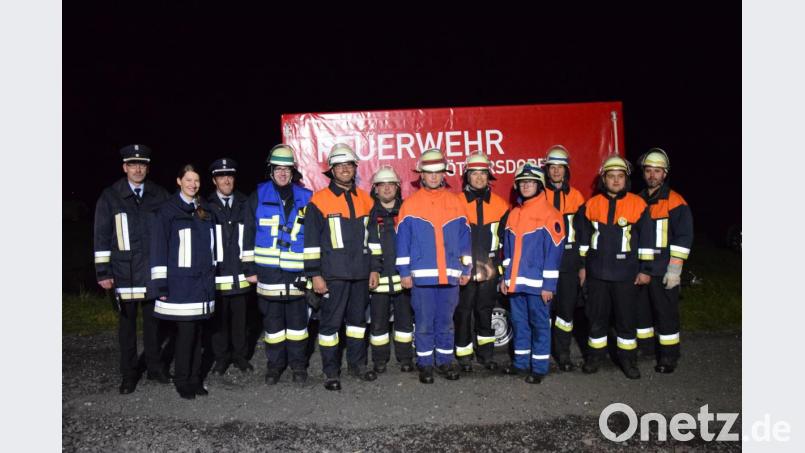 Die Schiedsrichter Alois Schindler, Alexandra Müller und Peter Prechtl, sowie die Gruppe um Michael Eldracher, Peter Hautmann, Markus Nickl, Fabian Woita, Florian Trummer, Samuel Dürrbeck, Michael Griener, Sven Nickl und Wolfgang Veigl (von links) nach der bestandenen Leistungsprüfung. Bild: mde
