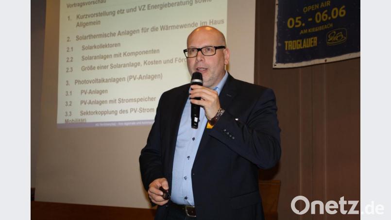 Über Solarthermie und Photovoltaik für den häuslichen Einsatz und das Beratungsangebot der Weidener Energieagentur ETZ spricht Ingenieur Matthias Rösch in der Pressather Bürgerversammlung. Bild: bjp