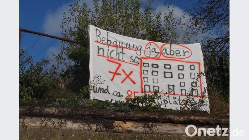 Mit mehreren Transparenten machen die Anlieger in Krankenhaus- und Hallerstraße darauf aufmerksam, dass sie die geplante Bebauung viel zu massiv empfinden. Bild: bl