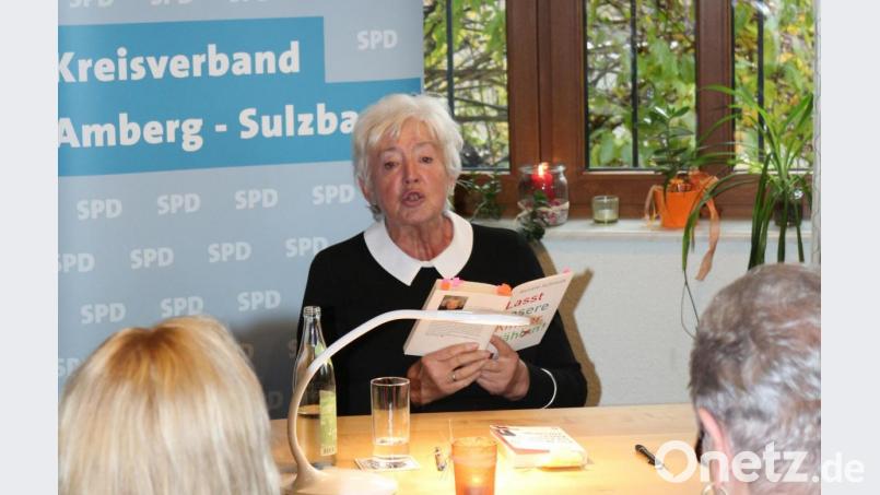 „Lasst unsere Kinder wählen!“ und „Ein Mann ist keine Altersvorsorge“ - aus ihren Büchern liest Bundesfamilienministerin a. D. Renate Schmidt bei einer Sonntags-Matinee im Hirschauer Schlosstreff vor einem interessierten und diskussionsfreudigen Publikum. Bild: ag