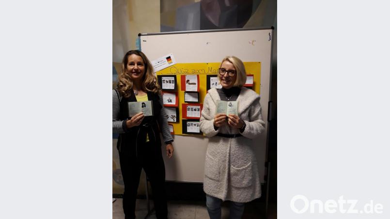 Kerstin Richtsteiger und Silke Karl zeigen ihre DDR-Pässe mit den Stempeln für das Begrüßungsgeld, dass sie sich bei ihrem ersten West-Ausflug abgeholt haben. Bild: exb