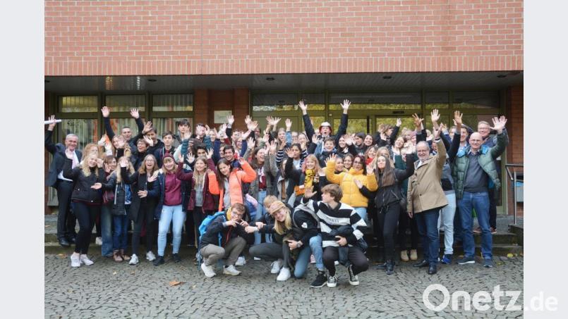Alle Lehrer und Schüler der Schulen sind vereint, nach dem Besuch beim Oberbürgermeister. Bild: pchs