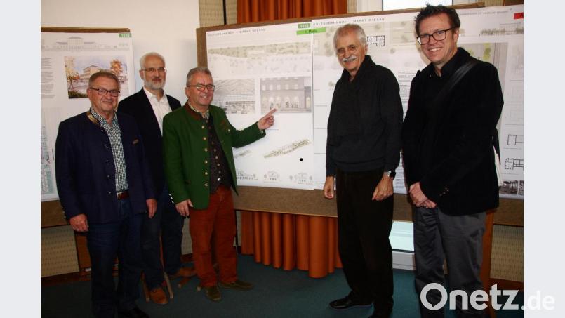 Einen Tag nach der Beratung hatte Bürgermeister Toni Dutz die Preisträger – Dr. Emil Lehner und Uwe Reihl vom Weidener Büro SHL - ins Rathaus gebeten, um ihnen zu gratulieren. Im Bild (von links) Zweiter Bürgermeister Fritz Holm, Geschäftsführer Thomas Weiß, Bürgermeister Toni Dutz, Emil Lehner und Uwe Reihl. Bild: wro