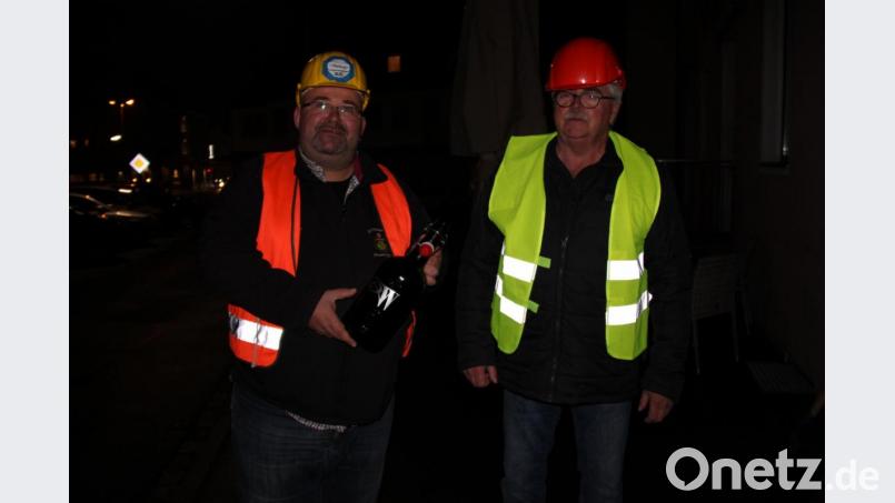 Die beiden Bauarbeiter Kiste und Sepp (von links) haben die Neustädter Dotschkirwa in Form eine Flasche Zoigl ausgegraben. Bild: prh