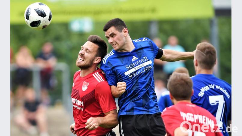 Ein ungleicher Vergleich: Der Tabellenzweite SpVgg SV Weiden gewann bereits die Vorrundenpartie gegen die SpVgg Pfreimd klar mit 5:0 und reist als haushoher Favorit zum Rückrundenspiel an. In dieser Szene behält der Weidener Stefan Graf im Kopfballduell gegen den Pfreimder Marco Brumec die Oberhand. Bild: G. Büttner