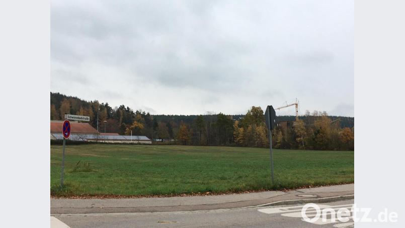 An der Schwimmbadstraße zwischen Polizei und Landratsamt wollen die Barmherzigen Brüder zunächst eine Förderstätte und später auch ein Wohnheim bauen.. Bild: ihl