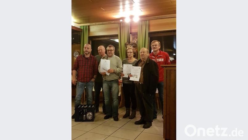An 28 Tischen karten die Schafkopffreunde beim Preisschafkopf des Bayern-Fanclubs Neustadt. Organisiert hatten das Turnier Alois Kirner (Zweiter von links) und Peter Lingl (rechts). Bild: prh