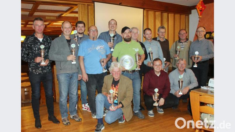 Siegerehrung für die besten Oldtimerfahrer in Waldeck: Stefan Lindemann (AC Hof), Günter Hartmann (Ottensoos), Benedikt Miskolci (MSC Nordhalben), Michael Wunder (MSC Nordhalben), Mirko Köstner (MSC Nordhalben), Titelträger Tom Zschammer (MSC Nordhalben), Hans Angerer (AMC Waischenfeld), Werner Paschke (MSC Tirschenreuth); Heinz Neumeier (MSC Wiesau), Herbert Hofmann (AMSC Bindlach), Frank Angles (Mitwitz); Vorne: Hansi Walter (MSC Wiesau), Christian Gebelein (Mainleus) und Michael Bayer (AC Bayreuth). Bild: exb