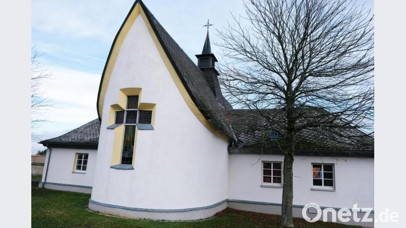 Ohne die vom Bürgermeister vorgeschlagene Machbarkeitsstudie sollen die Aussegnungshalle und deren Umfeld saniert werden. Die weiteren Beratungen überweist der Marktgemeinderat an den Bauausschuss. Bild: do