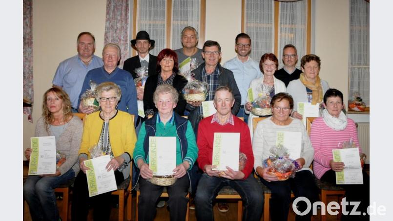 Viele langjährige zuverlässige Zeitungszusteller wurden am Donnerstag beim Trägertreffen im Restaurant &quot;Binnerschreiner&quot;geehrt. Die Ehrungen führten durch Gerhard Wölfl (stehend, links), Markus Schmid und Tobias Kühner (Zweiter und Vierter von rechts). Bild: es