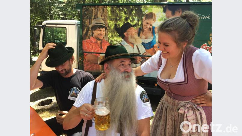 Hans Horst war für jeden Spaß zu haben. Im Sommer stellte er beim Johannisbergfest spontan die Werbung auf dem Brauereilaster (im Hintergrund) nach. Bild: upl