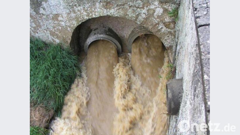 Diese beiden Kanalröhren konnten das Hochwasser nicht mehr fassen. Damit sich das nicht wiederholt, wird jetzt ein Entlastungskanal angelegt. Bild: Sabine Falk