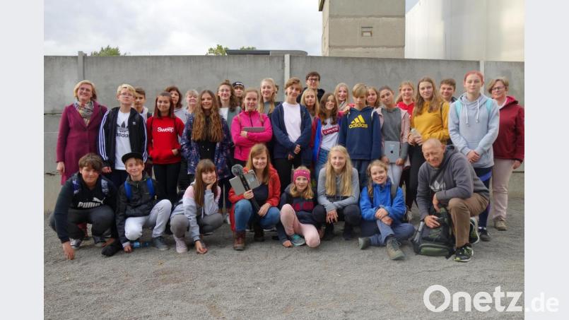 Vor einem Rest der Berliner Mauer erlebten die Jugendlichen nicht nur ein bedrückendes Kapitel der deutschen Geschichte, sondern posierten auch für das obligatorische Gruppenfoto. Bild: Evangelisches Dekanat Weiden/exb