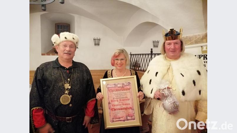 Zur Verleihung gratuliert (von links) Kanzler Gerhard Büttner dem neuen Ehrenmitglied Christina Koenen mit König Ruprecht alias Michael Koller. Bild: exb