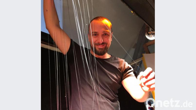 Schauspieler Michael Pöllmann weiß, welche Fäden er bewegen muss, damit die Marionetten gehen, nicken oder die Hände falten. Er ist mit den Puppen aufgewachsen und wird weiterführen, was seine Eltern aufgebaut haben. Bild: ihl