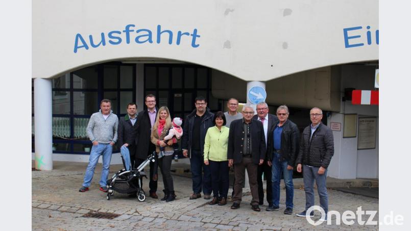 Bei einem Vor-Ort-Termin machen sich CSU-Vertreter um (von links) Fraktionsvorsitzenden Stefan Morgenschweis, Zweiten Bürgermeister Günter Koller und CSU-Vorsitzenden Patrick Fröhlich sowie sowie stellv. Ortsvorsitzender Lothar Bedritzki (Vierter von rechts) die Stadträte Lothar Köstler (Dritter von rechts) und Karl Reyzl (Zweiter von rechts) ein Bild des bisherigen Zugang für Menschen mit Rollstühlen, Kinderwagen oder anderer Gehbehinderung. Aus ihrer Sicht ist der Weg über die Zufahrtsrampe zu gefährlich und zu umständlich. Bild: eys