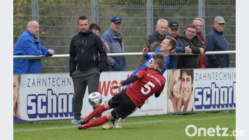 Mit vollem Einsatz wollen Michael Gleißner ( vorne ) und der SC Luhe-Wildenau die Tabellenführung in der Bezirksliga Nord verteidigen. Bild: Reiner Fröhlich