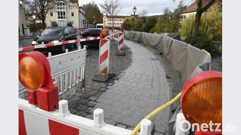 Deutlich ist in der Kurve der Mühlgasse der Unterschied zu sehen. Durch das Verfugen der Pflastersteine soll hier eine Art Fahrradweg entstehen. Bild: Petra Hartl