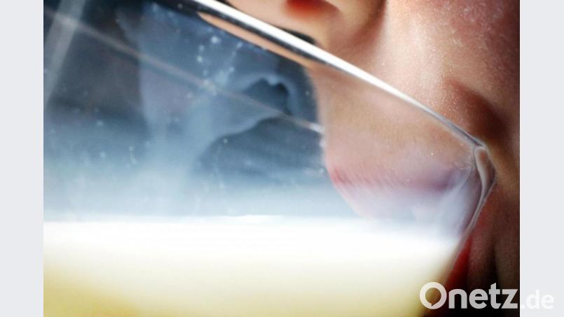 Ein Kind trinkt ein Glas Milch. Bild: Martin Gerten/dpa