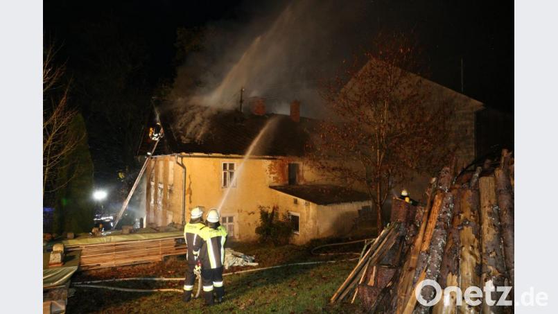 Unter anderem die Ebnather Wehr konnte ein Ausbreiten des Feuers auf eine Stallung verhindern. Bild: rw