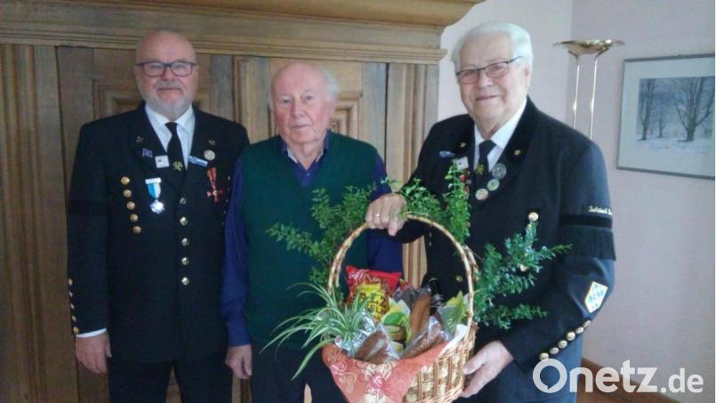 Die Vertreter des Bergknappenvereins, Hans-Jürgen Reitzenstein (links) und Erwin Kraus (rechts), mit dem Jubilar Manfred Leiss. Bild: ksa