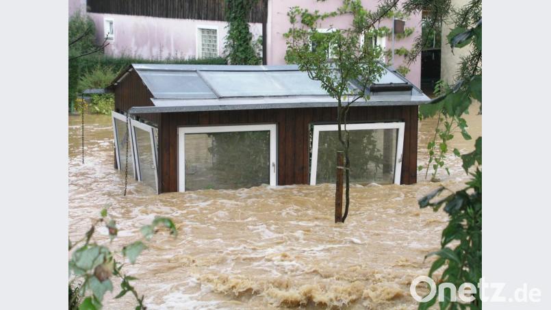 Gewaltige Wassermengen brachen 2011 über den Ortsteil Großalbershof herein – dieses Gartenhaus stand zur Hälfte unter Wasser. Bild: Sabine Falk