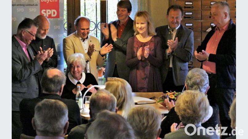 „Wohlergehen und Erfolg“ wünscht Bundesfamilienministerin a. D. Renate Schmidt den Hirschauer Bürgern und ihrer SPD alles Gute zum 100. Geburtstag, als sie sich ins Goldene Buch der Stadt einträgt. Über ihren Besuch in der Kaolinstadt freuen sich (hinten, von links) Landrat a. D. Armin Nentwig, SPD-Vorsitzender Günther Amann, Zweiter Bürgermeister Josef Birner, Landratskandidat Michael Rischke, stellvertretende Landrätin Brigitte Bachmann, Bezirksrat Richard Gaßner und MdL a. D. Reinhold Strobl. Bild: ag