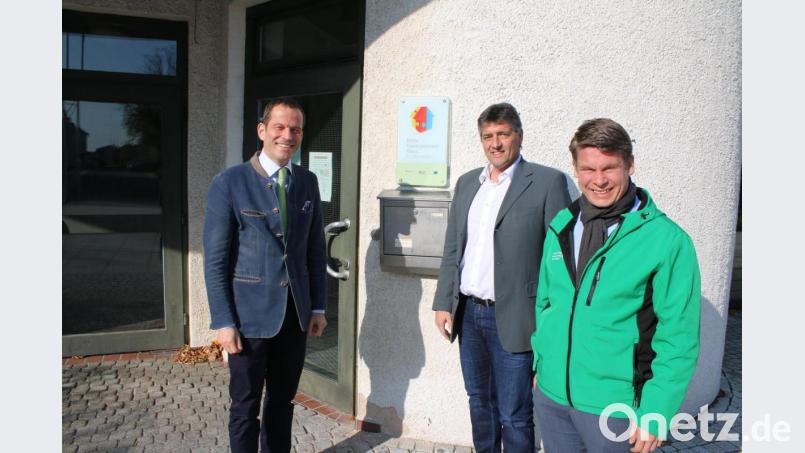 Über das Mehrgenerationenhaus in der Grafenwöhrer Stadthalle informiert sich Bundestagsabgeordneter Albert Rupprecht bei Bürgermeister Edgar Knobloch und &quot;Learning Campus&quot;-Geschäftsführer Benjamin Zeitler (von links). Bild: sne