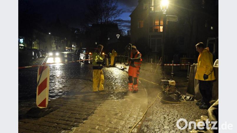 Deutlich ist in der Kurve der Mühlgasse der Unterschied zu sehen. Durch das Verfugen der Pflastersteine soll hier eine Art Fahrradweg entstehen. Bild: Petra Hartl