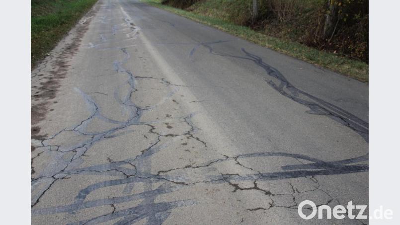 Senkungen und tiefe Risse &quot;zieren&quot; die Gemeindestraße von Rottendorf nach Schömersdorf. Die Mängel sollen mit einer Oberbauverstärkung beseitigt werden. Bild: frd