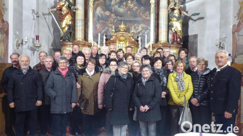 Die ehemaligen Schüler nach dem Gottesdienst in der Pfarrkirche in Lintach. Bild: jow
