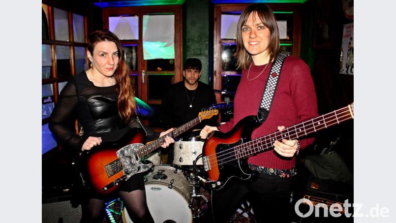 Ein Blick auf die Bühne zeigt Dani Wilde (links), Victoria Smith und am Schlagzeug Jack Bazzoni. Bild: R. Kreuzer