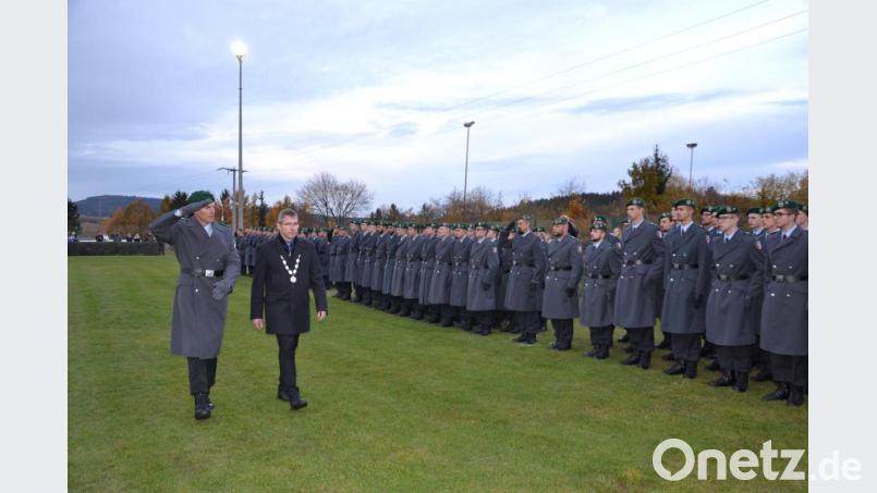 Stramm standen die Rekruten in Reih und Glied beim Abschreiten der Formation durch den Kommandeur des Panzergrenadierbataillons 122 Oberstleutnant Andreas Bleek aus Weiden und den Moosbacher Bürgermeister Hermann Ach. Bild: gi