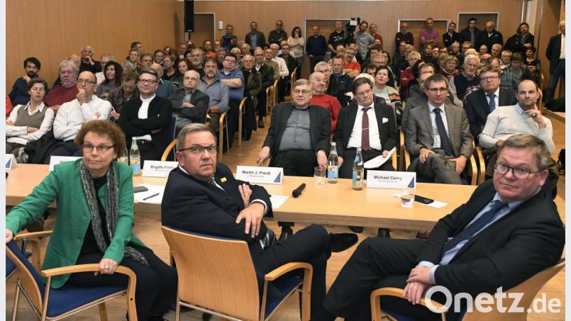 Die Bilanz dessen, was in Sachen Klimaschutz in Amberg schon erreicht wurde, präsentierte die Stadt bei der Bürgerversammlung am Donnerstagabend im Pfarrsaal von St. Konrad in Ammersricht. Danach hörten sich OB Michael Cerny und seine beiden Stellvertreter Martin Preuß und Brigitte Netta (von rechts) die Anliegen der Bürger an. Bild: Petra Hartl