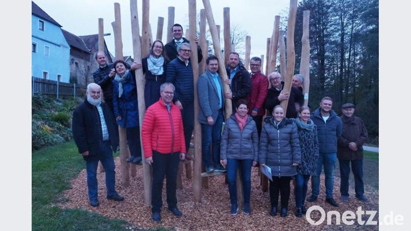 Der nagelneue Orientierungswald im Neunburger Stadtpark ist schnell erobert. Bei der Einweihung mit Landrat Thomas Ebeling (ganz oben) hatten Kommunalpolitiker und Behördenvertreter viel Spaß dabei, die neuen Geräte im Mehrgenerationenplatz gleich selbst zu testen. Bild: bl
