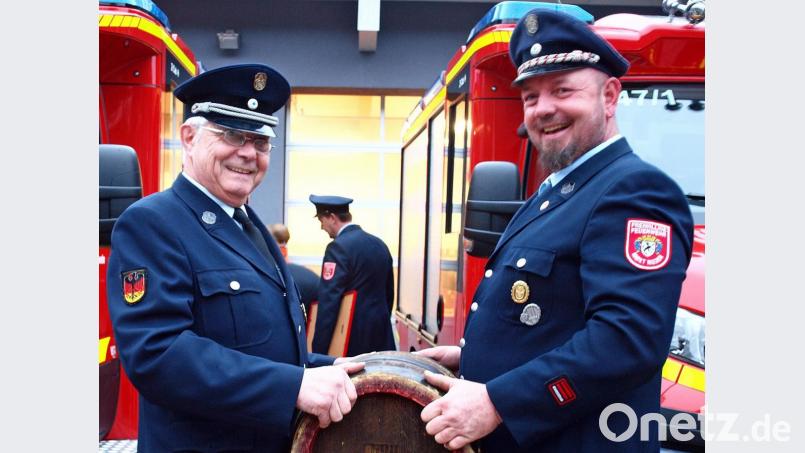Mit einem Fass Bier an Feuerwehrvorsitzenden Richard Reiser besiegelte durch Vorsitzenden Martin Eichenseer (rechts) die Riedener Wehr ihre Freundschaft zu den Ensdorfern. Bild: sön