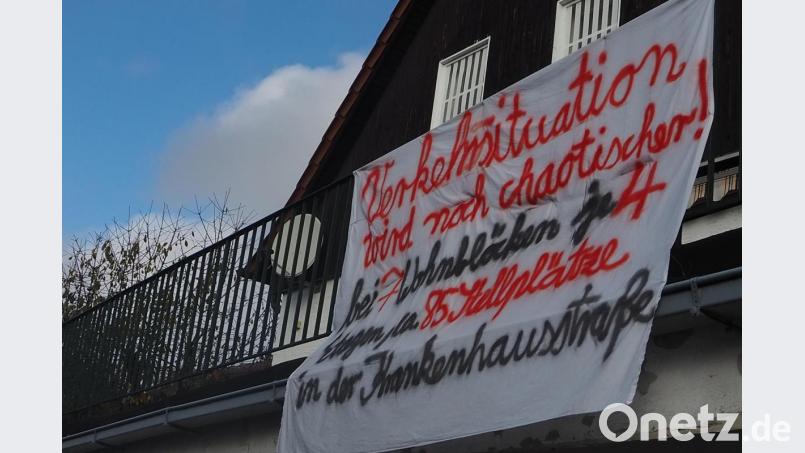 Vor einer "noch chaotischeren Verkehrssituation in der Krankenhausstraße warnt dieses Transparent. Bild: bl