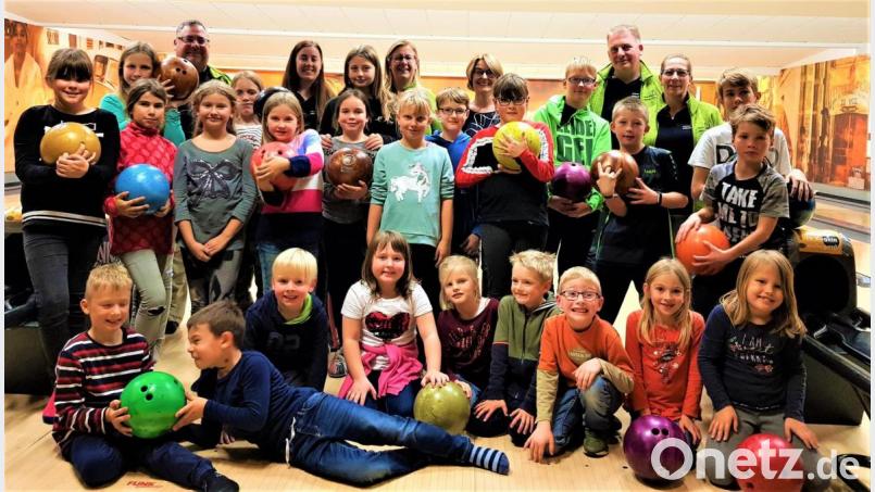 Gar nicht so leicht für kleine Kinderhände, die großen Kugeln über die Bahn zu bringen. Aber Spaß haben die Kinder an der Siedleraktion. Bild: jml