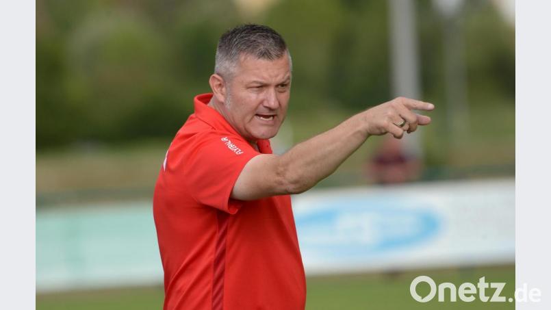 "Da müsst ihr aufpassen", warnt Schmidmühlens Trainer Holger Fleck seine Mannschaft, wenn der Nachbar 1. FC Rieden kommt. Bild: ref