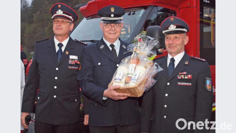 Ein flüssiges Präsent übergaben die Kameraden der Patenwehr aus dem saarländischen Ensdorf an Feuerwehrvorsitzenden Richard Reiser. Bild: sön